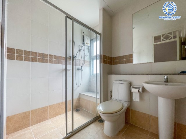 ทาวน์เฮ้าส์มือสอง กรุงเทพฯ ม.ศุภาลัยพาร์ควิลล์2 พหลโยธิน48 หลังมุม! เนื้อที่กว้างขวางมากถึง 32.40 ตร.ว. ฟังก์ชัน 3 ห้องนอน 3 ห้องน้ำ ที่จอดรถ 2 คัน ตั้งบนพื้นที่ชุมชนเหมาะสำหรับทำธุรกิจ บนทำเลแห่งการเดินทาง ใกล้รถไฟฟ้าสายสีเขียว "สถานีสายหยุด" และจุดขึ้นทางด่วน "รามอินทรา-อาจณรงค์"